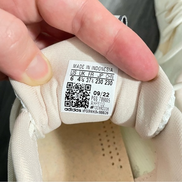 sold - Adidas Alphaboost V1 2022 Running Shoes Unisex (Women’s 7, Men’s size 6) - Picture 8 of 16